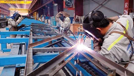 Nghị quyết mới được Quốc hội thông qua hôm 28/11 đã nhấn mạnh yêu cầu tiếp tục thực hiện đề án tổng thể tái cơ cấu nền kinh tế, để đến cuối năm 2015 bảo đảm cơ bản hoàn thành.