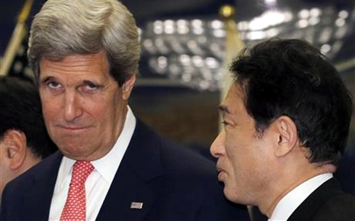Ngoại trưởng Mỹ John Kerry và Ngoại trưởng Nhật Fumio Kishida (bên phải). Các lệnh trừng phạt mà Nhật Bản đưa ra với Nga có vẻ như khá mềm mỏng 
nếu so với lệnh trừng phạt mà Mỹ và Liên minh châu Âu (EU) đã áp với các
 quan chức Nga và Ukraine ngày 17/3.