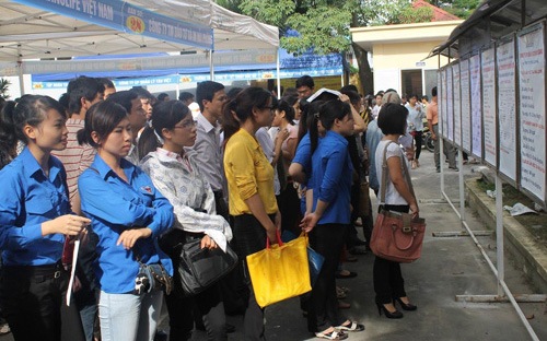 Đối với người lao động được tuyển dụng trước ngày 26/4/2002 khi công ty 
bị giải thể, phá sản thì được trợ cấp thôi việc theo quy định điều 48 
của Bộ luật Lao động và hỗ trợ một khoản tiền thay vì trợ cấp một tháng 
lương như quy định trước.<br>