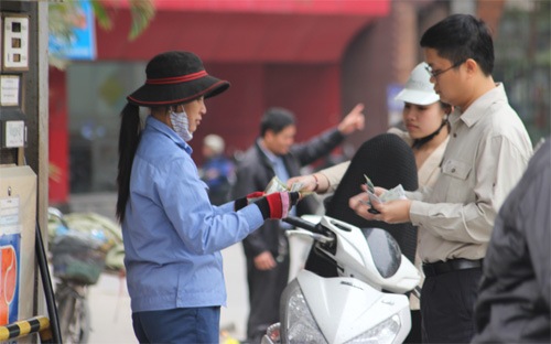  Thủ tướng yêu cầu thực hiện điều chỉnh giá bán lẻ xăng dầu và điều chỉnh tăng giá bán lẻ 
trong nước hợp lý, đảm bảo giá xăng dầu trong nước phản ánh được xu 
hướng giá thế giới.