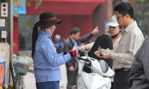 Giá xăng tăng liền hai lần trong một tháng