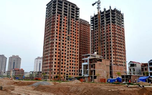 Bộ trưởng Trịnh Đình Dũng vẫn kiên trì quan điểm phải quản lý chặt để 
chống thất thoát, nhưng đồng thời cũng đơn giản thủ tục hành chính để 
giảm tối đa giấy phép xây dựng.