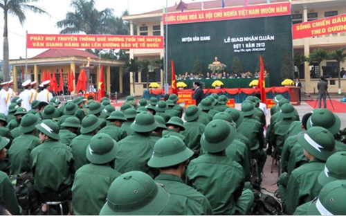 Quang cảnh lễ giao quân tại một địa phương. Luật Nghĩa vụ quân sự (sửa đổi) sẽ được trình Quốc hội thông qua tại kỳ họp tháng 5/2015 - Ảnh: VOV.<br>