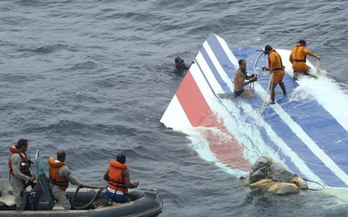 Trục vớt mảnh xác chuyến bay 447 của Air France, bị rơi hôm 1/6/2009 xuống Đại Tây Dương ngoài khơi bờ biển Brazil.