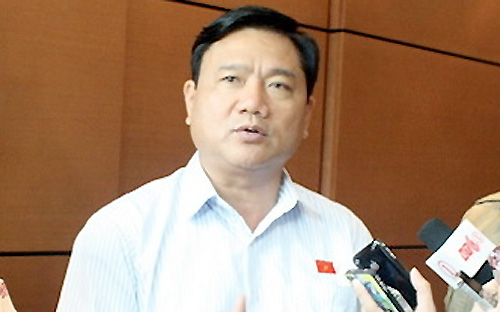 Bộ trưởng Bộ Giao thông Vận tải Đinh La Thăng chia sẻ với báo chí bên hành lang Quốc hội, ngày 21/10.