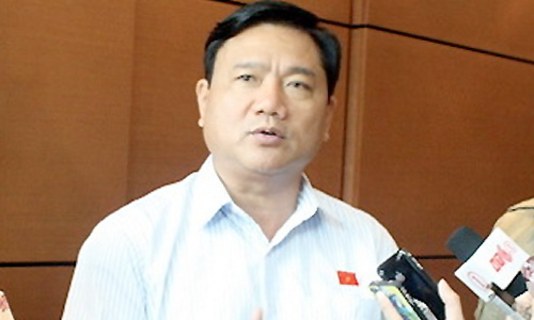Bộ trưởng Bộ Giao thông Vận tải Đinh La Thăng chia sẻ với báo chí bên hành lang Quốc hội, ngày 21/10.