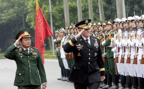 Thượng tướng Đỗ Bá Tỵ, Thứ trưởng Bộ Quốc phòng, Tổng tham mưu trưởng Quân đội Nhân dân Việt Nam và Đại tướng Martin Dempsey, Tổng tham mưu trưởng Liên quân Hoa Kỳ&nbsp;  duyệt hàng quân danh dự tại Hà Nội, ngày 14/8/2014 - Ảnh: AP.<br>