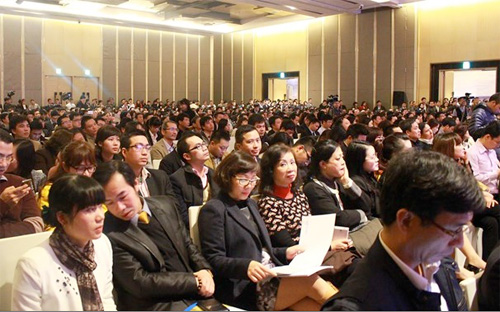 Nhà đầu tư ngồi chật hội trường tại một hội thảo do FLC tổ chức cuối năm 2014.<br>