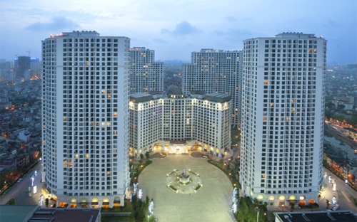 Khu đô thị Vinhomes Royal City đi vào hoạt động từ tháng 7/2013, với 
khá nhiều điểm cộng về vị trí, tiến độ, dịch vụ bố trí bên trong tòa 
nhà, tiện ích đi kèm, chất lượng quản lý và sổ đỏ cho cư dân.