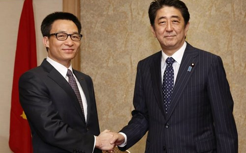 Thủ tướng Nhật Bản Shinzo Abe (bên phải) và Phó thủ tướng Vũ Đức Đam.<br>
