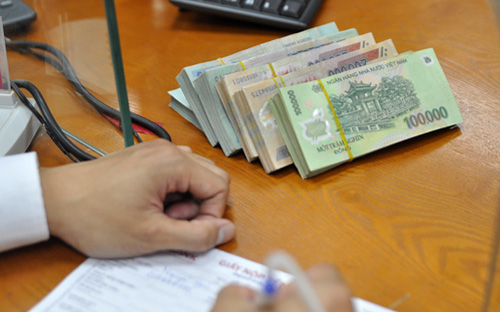 Giữa lúc tín dụng mang gam màu xám xịt thì các chỉ số về thanh 
khoản, lãi suất trên thị trường liên ngân hàng lại diễn biến theo xu 
hướng sáng sủa mà nếu nhìn kỹ, giống như sự trêu ngươi.