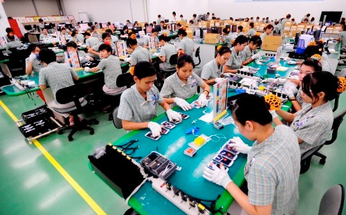 Hoạt động tại nhà máy sản xuất điện thoại của Samsung ở Bắc Ninh. Kim ngạch xuất khẩu điện thoại các loại và linh kiện của các doanh nghiệp FDI như Samsung chiếm 99,6% tổng kim ngạch xuất khẩu nhóm hàng này của cả nước.<br>