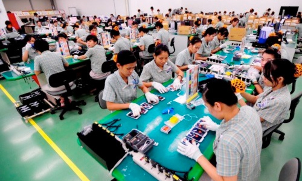 Hoạt động tại nhà máy sản xuất điện thoại của Samsung ở Bắc Ninh. Kim ngạch xuất khẩu điện thoại các loại và linh kiện của các doanh nghiệp FDI như Samsung chiếm 99,6% tổng kim ngạch xuất khẩu nhóm hàng này của cả nước.<br>