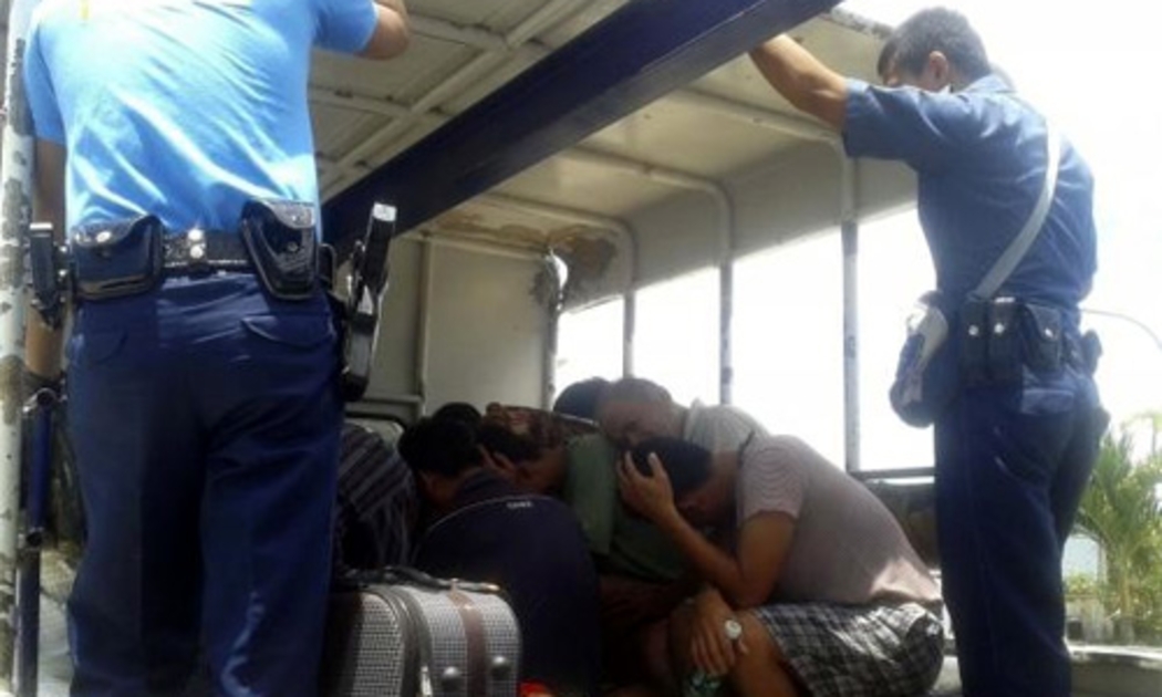 Nhà chức trách Philippines đã chuyển các ngư dân này tới một nhà tù địa phương ở Palawan vào cuối ngày thứ Sáu. Mỗi ngư dân có thể nộp số tiền bảo lãnh 150.000 Peso, tương đương 3.400 USD để được thả tự do tạm thời trong quá trình bị xét xử - Ảnh: Reuters.