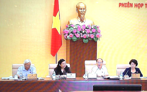 Nhấn mạnh yêu cầu minh bạch, Chủ tịch Quốc hội cho rằng cái gì là phí và lệ phí thì cần ghi hết vào luật, bởi ngoài Quốc hội thì không ai có thẩm quyền “đẻ” thêm bất cứ khoản phí hay lệ phí nào nữa.