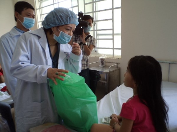 Bộ trưởng Bộ Y tế Nguyễn Thị Kim Tiến thăm bệnh nhân sởi trong đợt dịch vừa qua - Ảnh: MTG.<br>