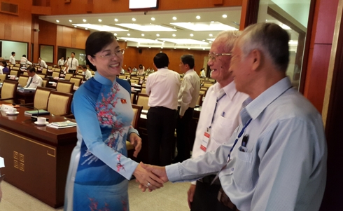 Bà Nguyễn Thị Quyết Tâm, Chủ tịch Hội đồng Nhân dân Tp.HCM (bên trái), người có số phiếu "tín nhiệm cao" nhiều nhất trong đợt này - Ảnh: VTC.<br>