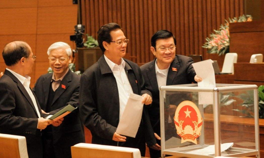 Theo nghị quyết, Quốc hội, hội đồng nhân dân tổ chức lấy phiếu tín nhiệm một lần trong mỗi nhiệm kỳ, vào kỳ họp thường lệ cuối năm thứ ba của nhiệm kỳ, và vẫn giữ nguyên ba mức độ tín nhiệm là “tín nhiệm cao”, “tín nhiệm” và “tín nhiệm thấp”.