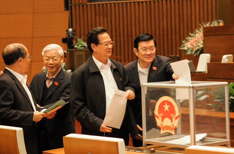 Theo nghị quyết, Quốc hội, hội đồng nhân dân tổ chức lấy phiếu tín nhiệm một lần trong mỗi nhiệm kỳ, vào kỳ họp thường lệ cuối năm thứ ba của nhiệm kỳ, và vẫn giữ nguyên ba mức độ tín nhiệm là “tín nhiệm cao”, “tín nhiệm” và “tín nhiệm thấp”.