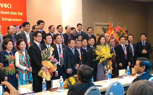 Chủ tịch VCCI đã tặng Chủ tịch nước bức tranh Mai An Tiêm với lời đề tựa “Chúng tôi sẽ là Mai An Tiêm”, như là một lời hứa của của đội ngũ doanh nhân với Chủ tịch nước, với Nhà nước và với nhân dân.