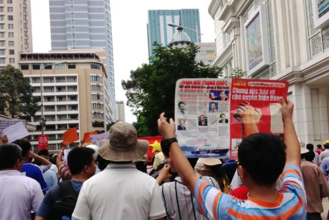 Người dân Tp.HCM tuần hành phản đối Trung Quốc xâm phạm chủ quyền Việt Nam trên biển Đông, sáng 11/5 vừa qua.<br>