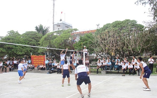 Hải quân Việt Nam và hải quân Philippines giao lưu bóng chuyển tại đảo Song Tử Tây thuộc quần đảo Trường Sa của Việt Nam ngày 8/6 - Ảnh: Reuters.<br>