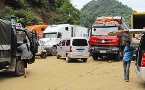 Một số mặt hàng nông sản của Việt Nam sang Trung Quốc qua các cửa khẩu 
phụ, cặp chợ, lối mòn vẫn diễn ra nhưng không còn được tự do như trước 
do phía Trung Quốc thắt chặt quản lý vệ sinh, kiểm nghiệm kiểm dịch, 
chống buôn lậu và gian lận thương mại. 