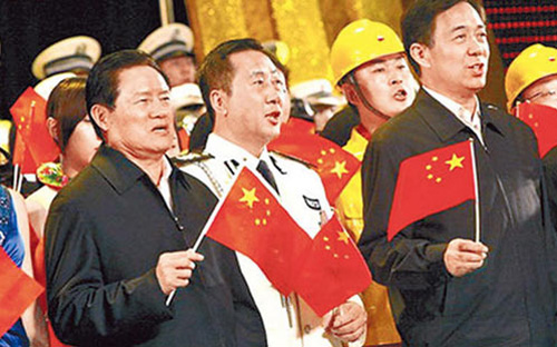 Chu Vĩnh Khang (bên trái) vẫn thường được xem là có mối quan hệ thân cận với Bạc Hy Lai (bên phải) - chính khách nổi tiếng đã "ngã ngựa" gần đây tại Trung Quốc.<br>