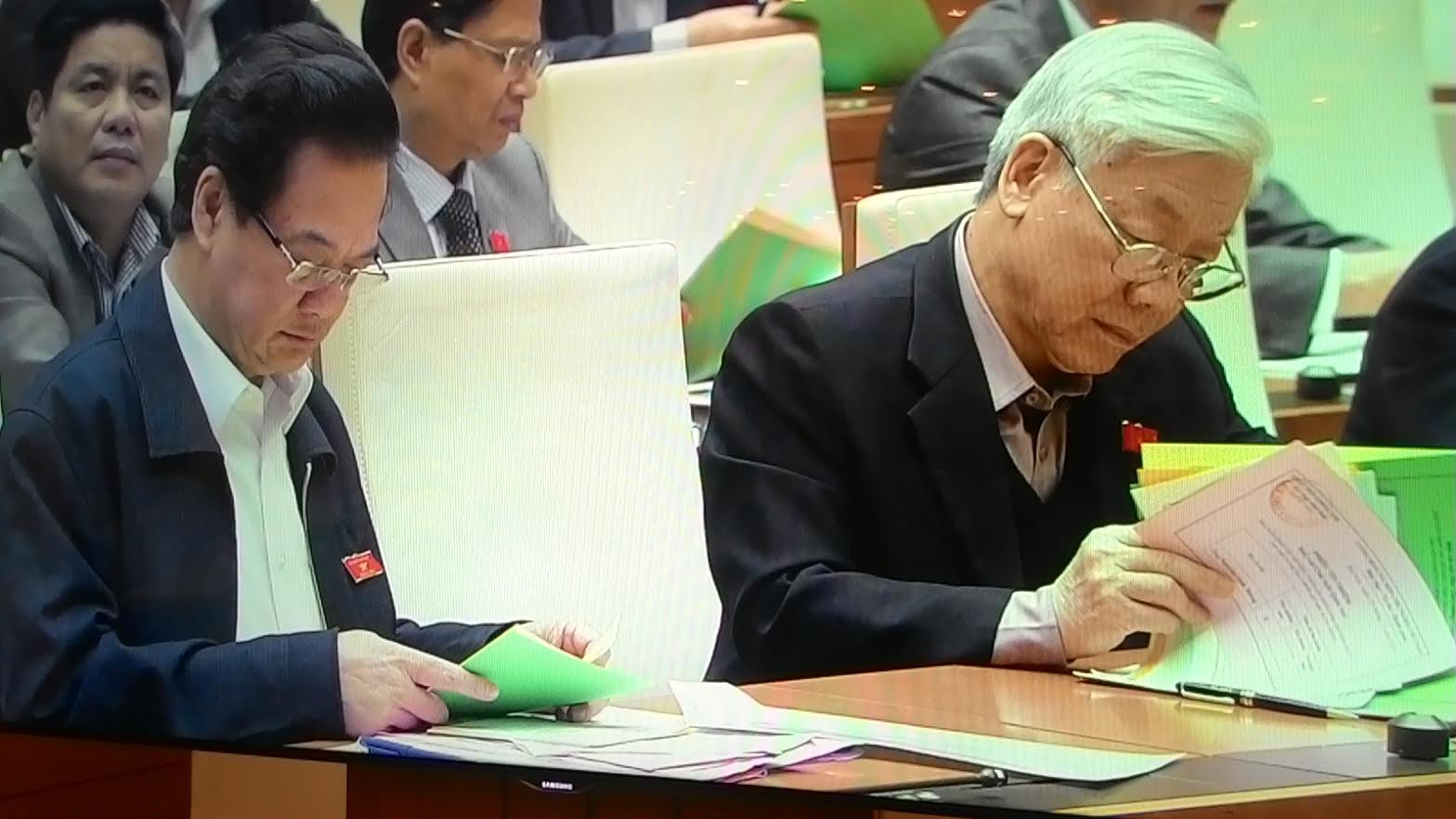 Tổng bí thư và Thủ tướng chăm chú ghi phiếu đánh giá tín nhiệm - Ảnh: M.Q.