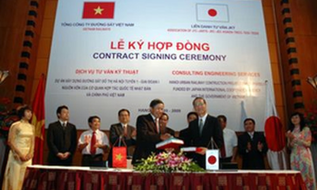 Ông Nguyễn Hữu Bằng, Chủ tịch - Tổng giám đốc Tổng công ty Đường sắt Việt Nam và ông Hirotaka Nozima - đại diện liên danh nhà thầu tư vấn JKT (có JTC tham gia) tại lễ ký hợp đồng năm 2009 - Ảnh: GTVT.