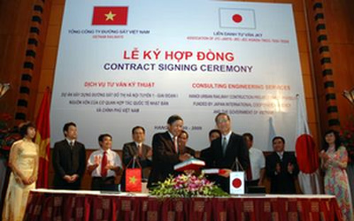 Ông Nguyễn Hữu Bằng, Chủ tịch - Tổng giám đốc Tổng công ty Đường sắt Việt Nam và ông Hirotaka Nozima - đại diện liên danh nhà thầu tư vấn JKT (có JTC tham gia) tại lễ ký hợp đồng năm 2009 - Ảnh: GTVT.<br>