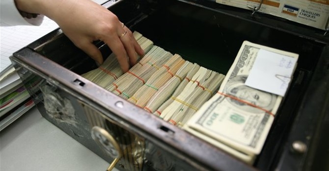 Theo tìm hiểu của VnEconomy tại một số ngân hàng thương mại lớn, riêng 
trong ngày 16/7, lượng ngoại tệ mà họ bán lại cho Ngân hàng Nhà nước đã 
gấp ba lần so với ngày đầu tiên cơ quan này nối lại hoạt động mua vào 
ngoại tệ. 