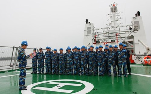 Các chiến sỹ trên tàu cảnh sát biển 8001 chuẩn bị lên đường làm nhiệm vụ ở biển Đông.