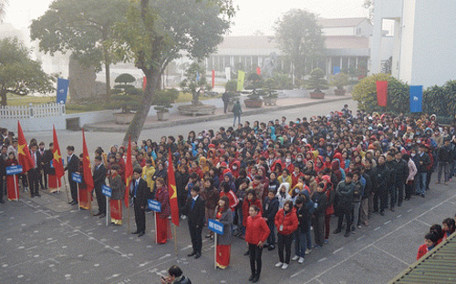 Một buổi lễ chào cờ và phát động thi đua tại May 10.<br>