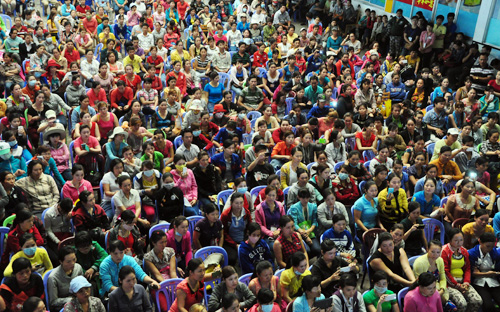 Công nhân công ty Pouyuen (Tp.HCM) trong buổi đối thoại với Thứ trưởng Bộ Lao động - Thương binh và Xã hội, sau khi nhiều công nhân không đồng tình các quy định mới của Luật Bảo hiểm xã hội 2014 về việc không cho người tham gia Bảo hiểm xã hội được hưởng bảo hiểm xã hội một lần -&nbsp; Ảnh: VnExpress.<br>