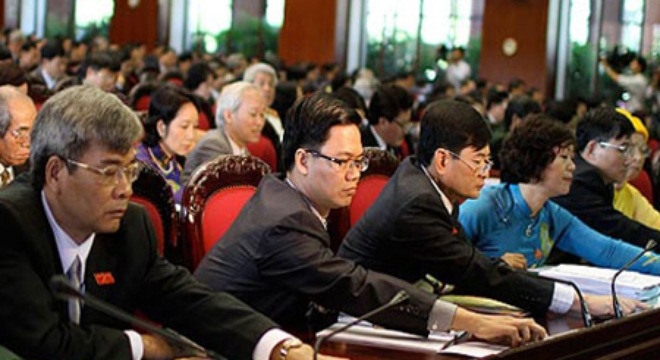 Chính phủ có trình lên Ủy ban Thường vụ Quốc hội hai phương án cho 
chương trình xây dựng luật năm 2015, phương án 1 gồm 94 dự án luật và 
phương án 2 là 90 dự án luật. 