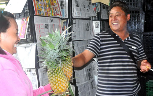 Một thương nhân Trung Quốc (bên phải) giao dịch với người dân địa phương - Ảnh: Thanh Niên.