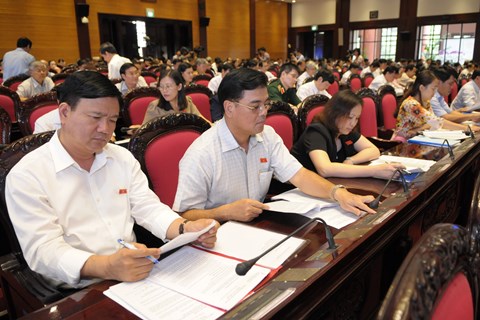 Quốc hội đã yêu cầu giảm bội chi ngân sách, hạn chế sử dụng vay mới để đảo nợ, đảm bảo an toàn nợ công trong dài hạn...