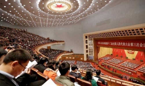 Nghị sỹ Trung Quốc không dám hút thuốc, ngủ gật