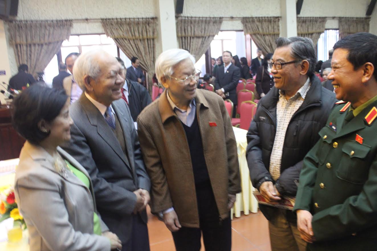 Tổng bí thư Nguyễn Phú Trọng (giữa) gặp gỡ cử tri tại Hà Nội, sáng 6/12 - Ảnh: NQ.<br>