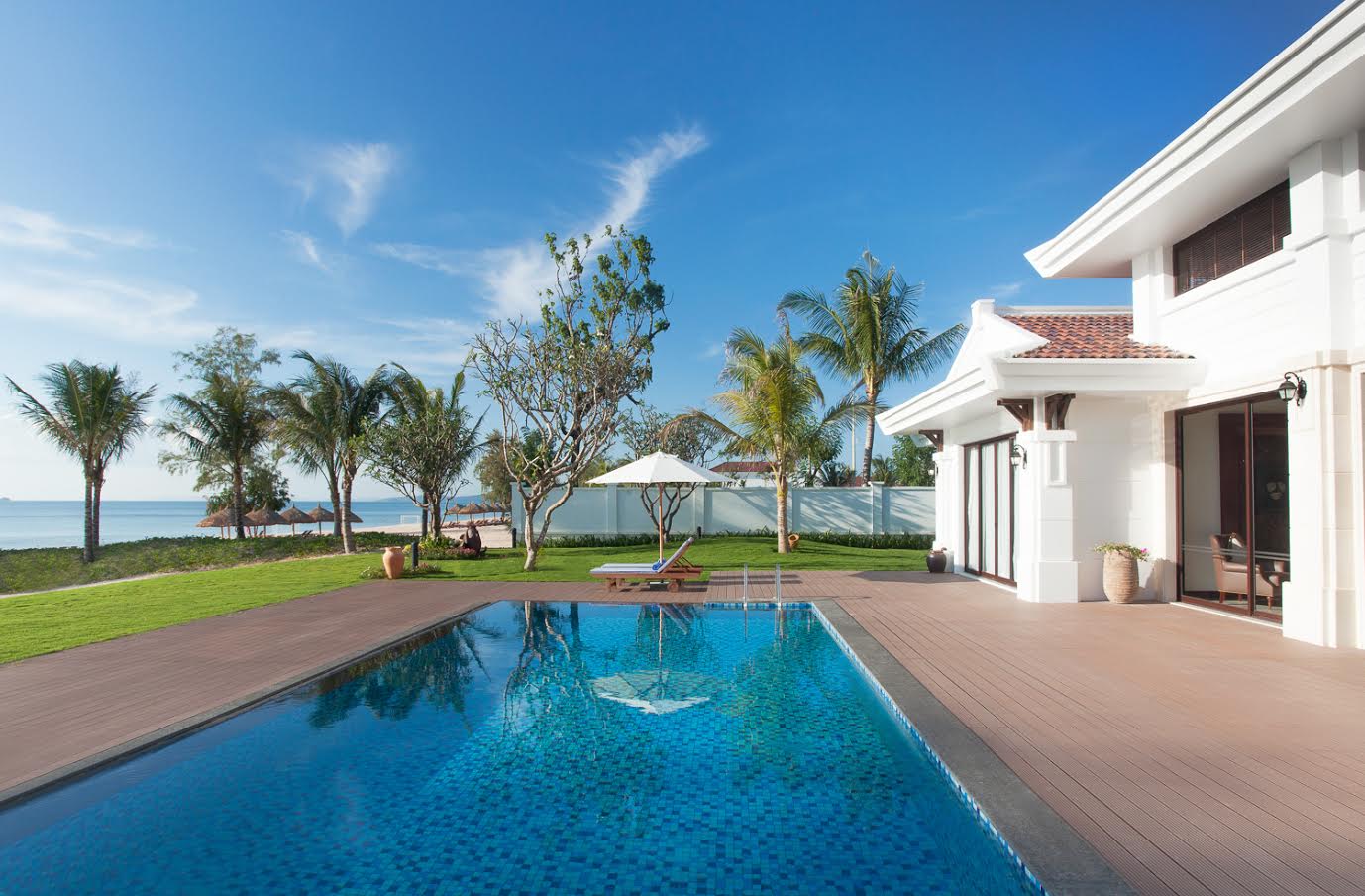 Vingroup cho biết, tại Phú Quốc, trong tháng 12/2014, Vinpearl Premium Phú Quốc đã có thể bàn giao giai đoạn 1, đồng thời tiếp tục triển khai hoàn thiện để bàn giao các biệt thự của giai đoạn 2 vào tháng 8/2015. <br>