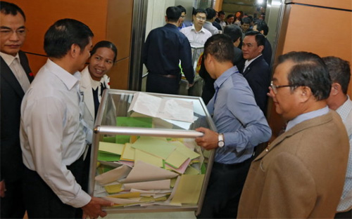 Góc nhìn về tín nhiệm rất đa chiều. Song nhận xét rất chung của nhiều vị thay mặt nhân dân giám sát tối cao về công tác cán bộ qua lá phiếu là kết quả khá sát thực với tình hình chung về mọi mặt của đất nước. Vậy nên số phiếu tín nhiệm cao của nhiều vị cao hơn lần trước là phù hợp - Ảnh: Tuổi Trẻ.<br>