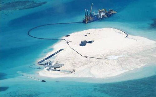 Trung Quốc đang cấp tập đổ đất lấn biển, biến các đảo đá mà Bắc Kinh chiếm của Việt Nam năm 1988 thành các căn cứ quân sự nổi ở Trường Sa - Ảnh Bộ Ngoại giao Philippines.
