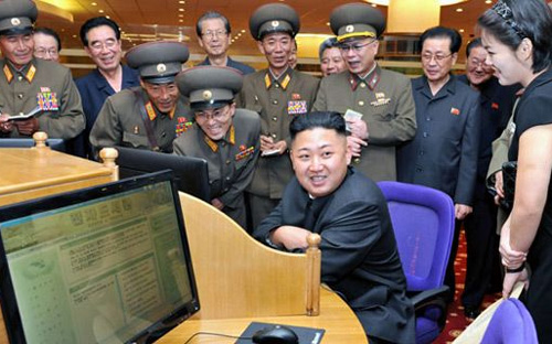 Nhà lãnh đạo Triều Tiên Kim Jong Un (giữa).&nbsp;Việc siết chặt khả năng tiếp cận mạng Internet toàn cầu của người nước ngoài ở Triều Tiên cho thấy thế cân bằng mong manh mà Bình Nhưỡng đang cố gắng duy trì.