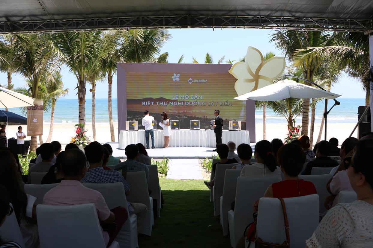 Quang cảnh lễ mở bán sáng 19/9 tại Premier Village Danang Resort. Theo cam kết của Sun Group, khách hàng mua biệt thự sẽ được chia sẻ tới 85% lợi nhuận từ cho thuê, và lợi tức tối thiểu khách hàng nhận được hàng năm khoảng 9% trong thời hạn 10 năm với tiền đồng và 5% với tiền USD. <br>