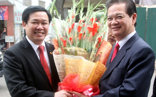 Thủ tướng Nguyễn Tấn Dũng và Trưởng ban Kinh tế Trung ương Vương Đình Huệ (bên trái).<br>