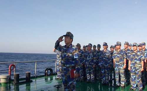 Nghi lễ chào cờ Tổ quốc trên tàu cảnh sát biển Việt Nam - Ảnh: Vietnam Plus.<br>