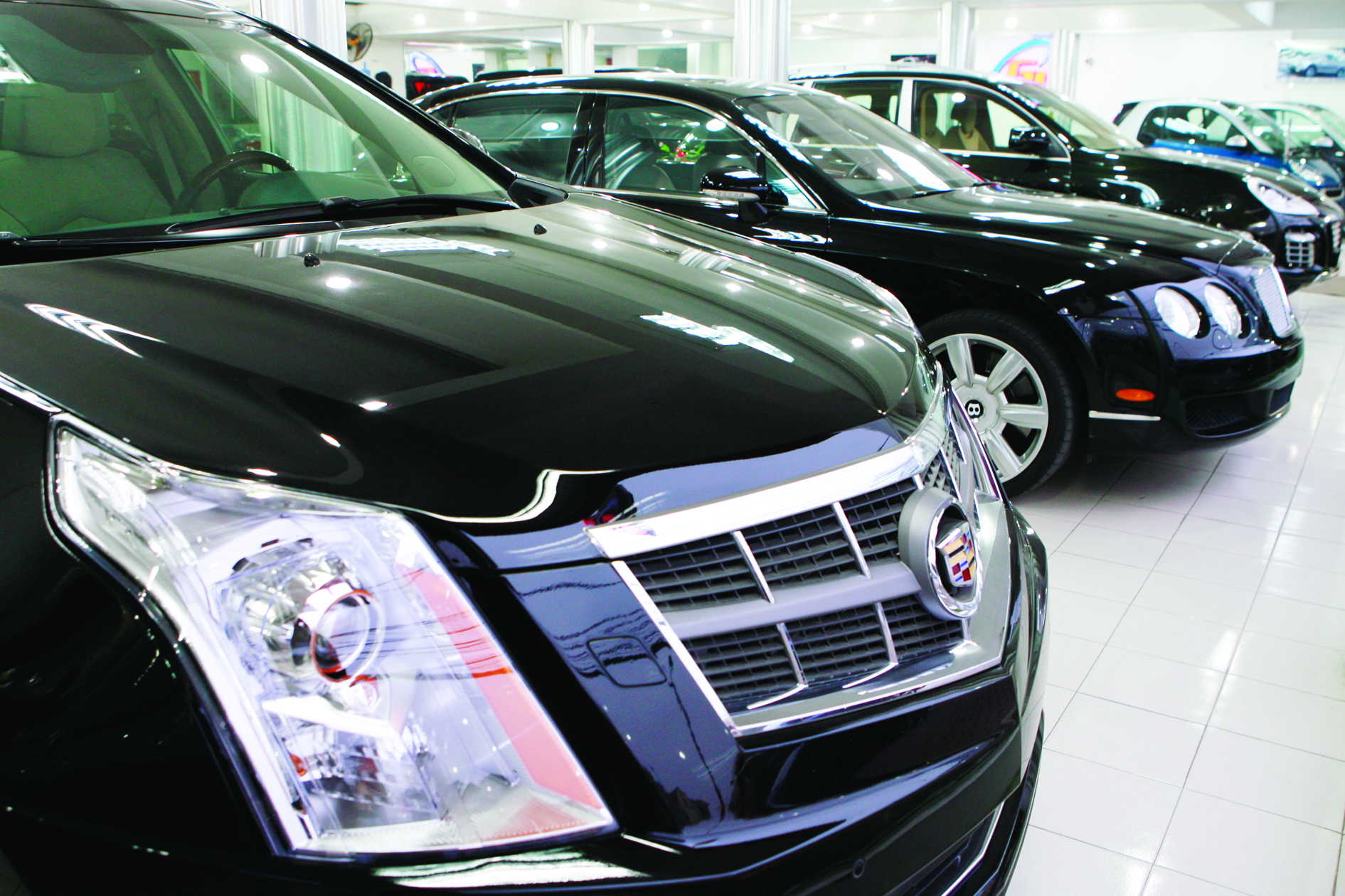 Theo nội dung của Thông tư số 143/2015 của Bộ Tài Chính có hiệu lực thi hành kể từ ngày 26/10/2015 thì hàng năm, mỗi tổ chức, cá nhân Việt Nam chỉ được nhập khẩu một xe ôtô và một xe máy theo hình thức quà biếu, quà tặng.