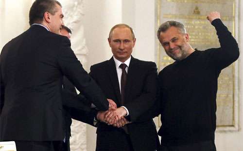 Tổng thống Vladimir Putin và các nhà lãnh đạo tại Crimea bắt tay sau lễ ký&nbsp; hiệp ước đưa Crimea trở thành một phần của Nga - Ảnh: Reuters.<br>