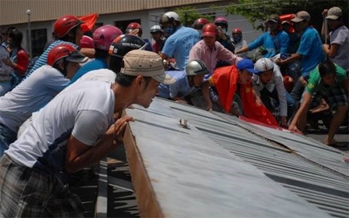 Một số đối tượng đã có những hành vi quá khích như đập phá, hủy hoại tài
 sản của một số tổ chức, doanh nghiệp nước ngoài, gây mất an ninh, trật 
tự tại địa phương.